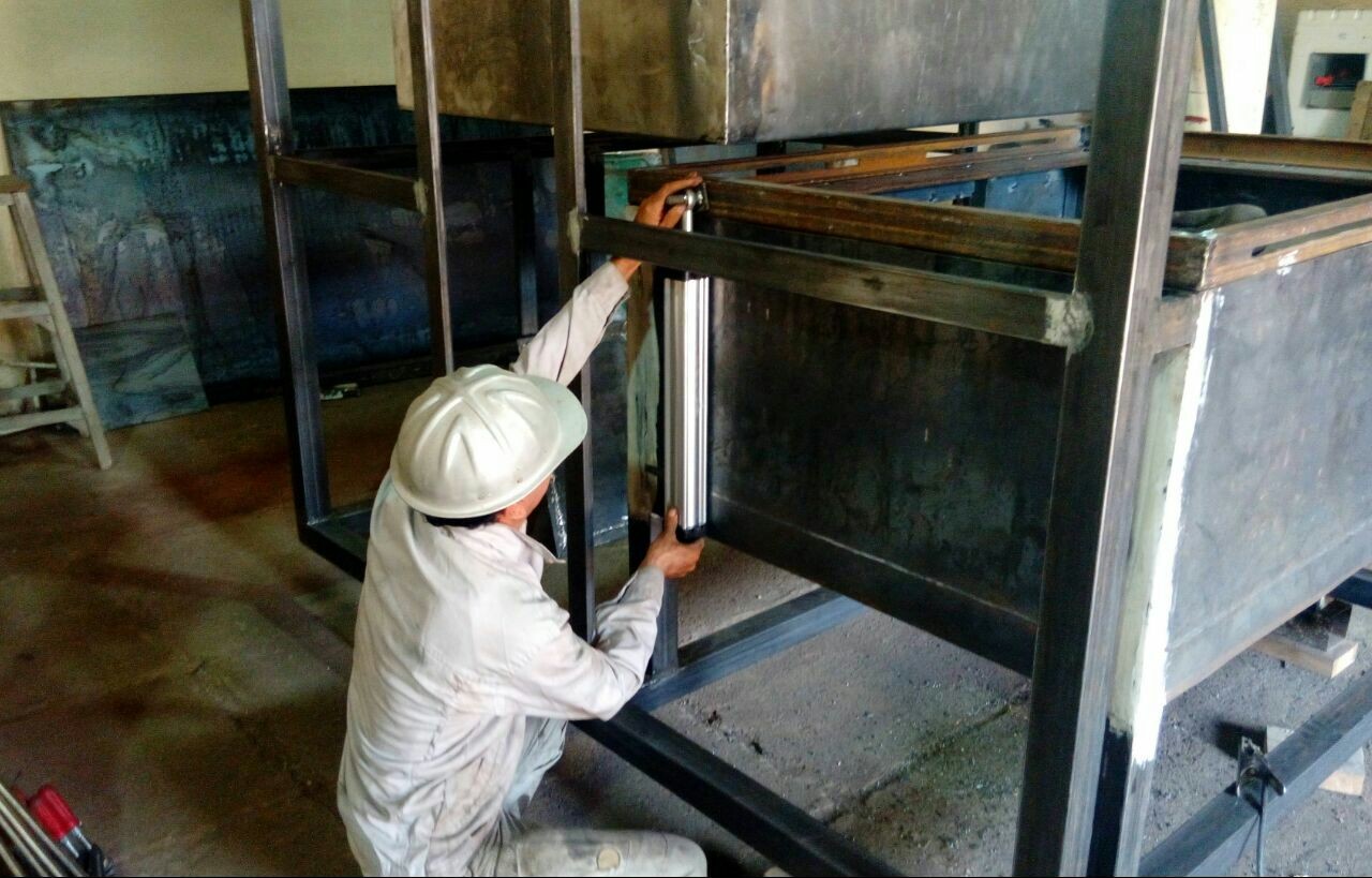 نمای داخلی کارگاه تولید دستگاه وکیوم فرمینگ